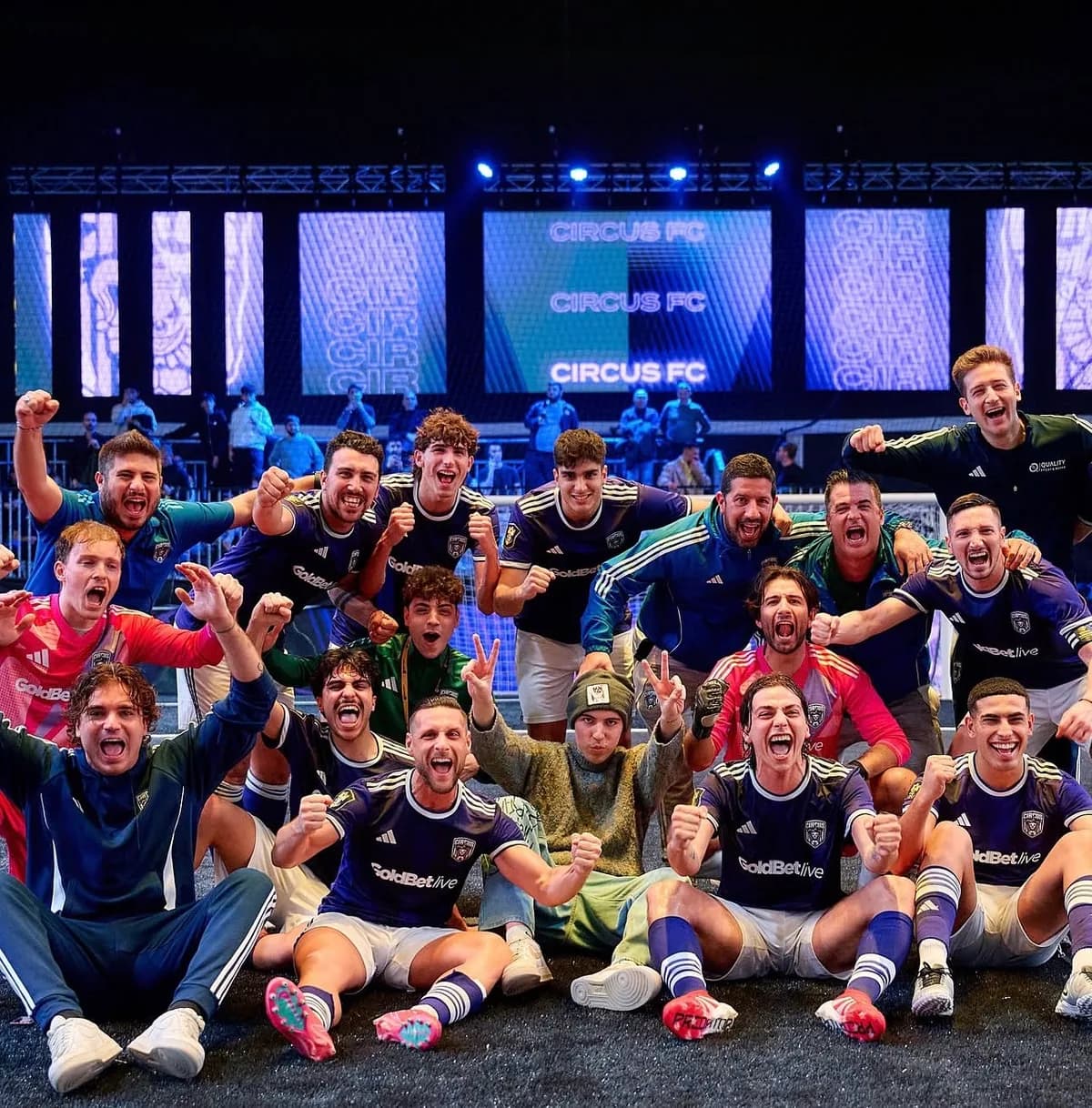 La squadra di Circus FC in campo