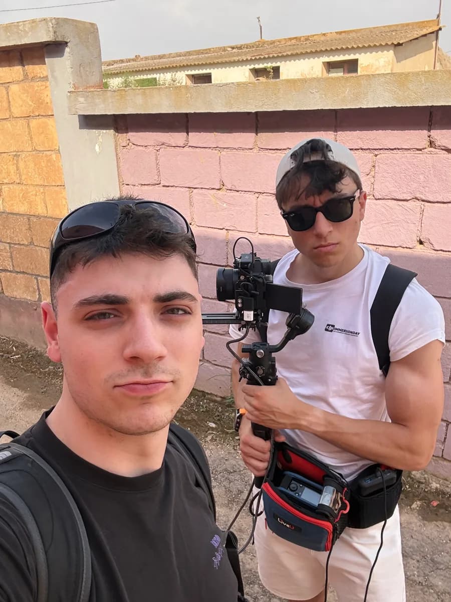 Alessandro Bigatti con un videomaker che tiene una videocamera su stabilizzatore
