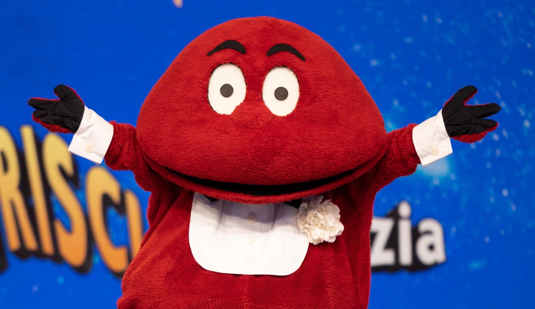 Il Gabibbo, la mascotte di Striscia la Notizia, a braccia aperte in studio