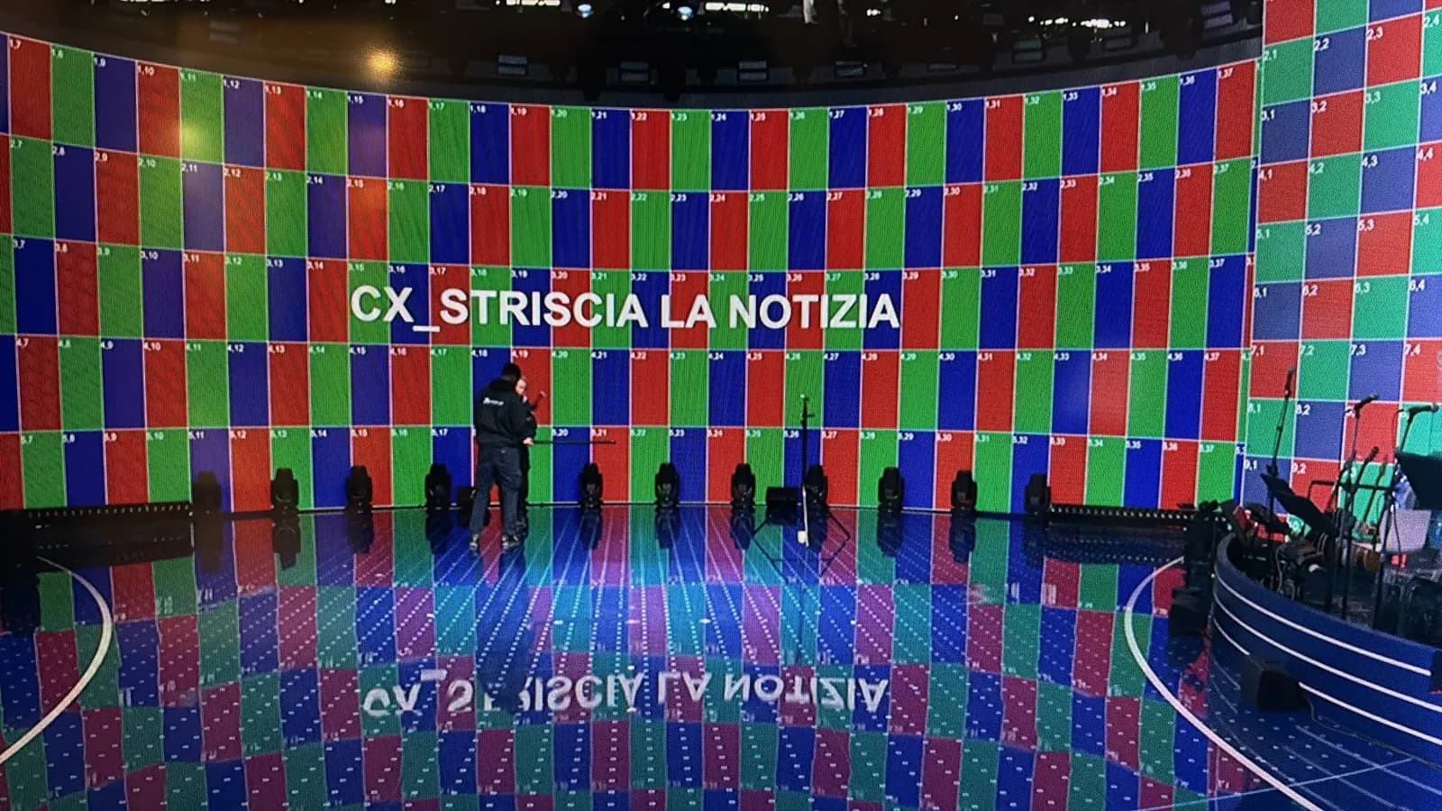 Il LED curvo dello studio con la griglia di prova colorata e la scritta CX_STRISCIA LA NOTIZIA